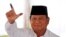 Calon presiden Prabowo Subianto menunjukkan jarinya usai melaksanakan hak pilihnya di Bogor, Jawa Barat, 17 April 2019. (Foto: Willy Kurniawan/Reuters)