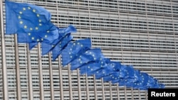 Zastave EU ispred sedišta Evropske komisije u Briselu, arhiva (REUTERS/Yves Herman)