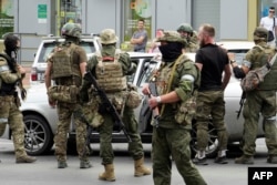 Các thành viên của đoàn quân Wagner kiểm tra một chiếc xe ô tô trên đường phố của thành phố Rostov trên sông Don, vào ngày 24 tháng 6 năm 2023.