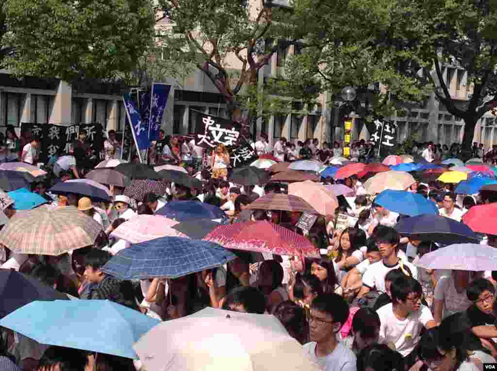 香港大专学生罢课（美国之音海彦拍摄）