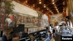 Workers prepare the Orazi and Curiazi hall for the meeting of EU leaders on the 60th anniversary of the Treaty of Rome, in Rome, Italy, March 24, 2017. 