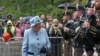 Ratu Elizabeth II memeriksa pasukan kehormatan sebelum memasuki Kastil Balmoral, Skotlandia, saat memulai liburan tahunannya, 6 Agustus 2019.