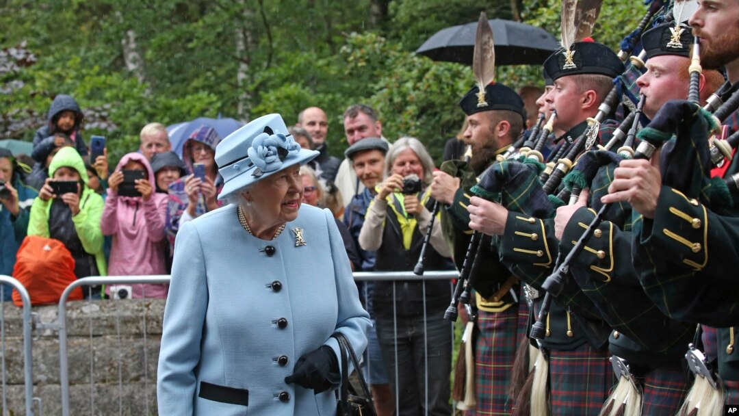 Ratu Elizabeth II memeriksa pasukan kehormatan sebelum memasuki Kastil Balmoral, Skotlandia, saat memulai liburan tahunannya, 6 Agustus 2019.
