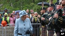 Ratu Elizabeth II memeriksa pasukan kehormatan sebelum memasuki Kastil Balmoral, Skotlandia, saat memulai liburan tahunannya, 6 Agustus 2019.