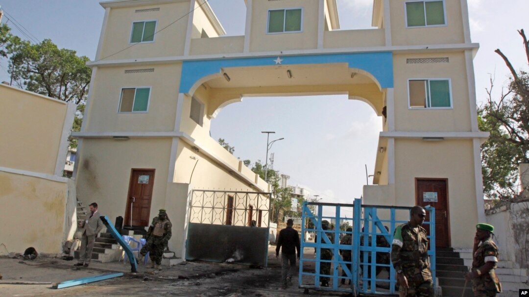 Binh sĩ Somalia canh gác trước cổng Dinh Tổng Thống ở Mogadishu.