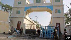 Pasukan keamanan Somalia menjaga pintu gerbang istana Presiden di Mogadishu (foto: dok).