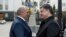 Президент Петро Порошенко вітає президента Білорусі Олександра Лукашенка під час його візиту до Києва, 21 грудня 2014 р. 