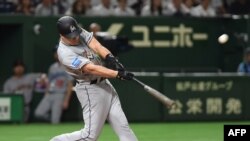 J.T. Realmuto, salah satu pemain tim bisbol Miami Marlins dari Florida, saat bertanding di Tokyo, 11 November 2018. (Foto: AFP)