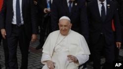 El Papa Francisco llega a la Catedral de Nuestra Señora de la Asunción en Yakarta, Indonesia, el miércoles 4 de septiembre de 2024.