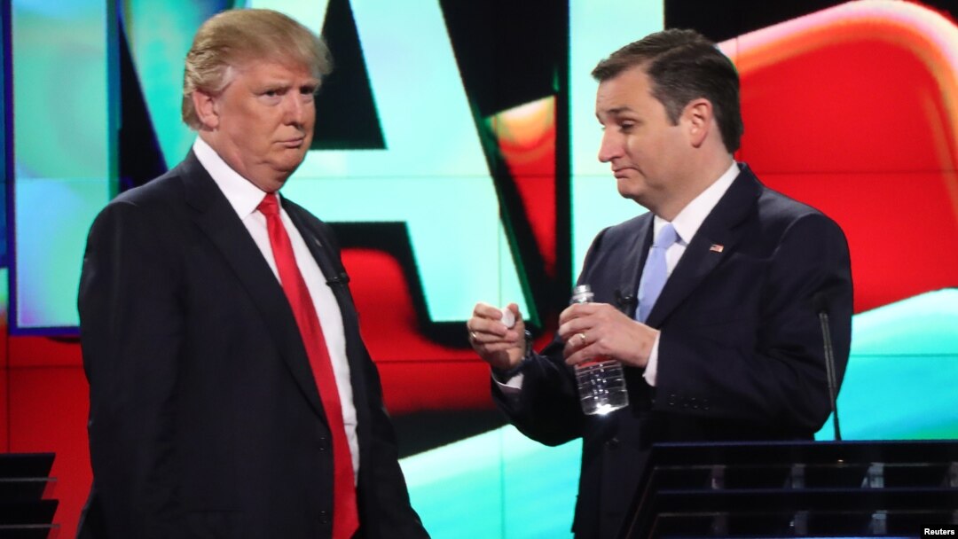 Kandidat Capres AS Donald Trump (kiri) berbicara dengan saingannya, Ted Cruz pada acara debat partai Republik di Miami, Florida, 10 Maret lalu (foto: dok).
