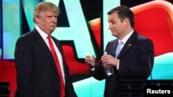 Kandidat Capres AS Donald Trump (kiri) berbicara dengan saingannya, Ted Cruz pada acara debat partai Republik di Miami, Florida, 10 Maret lalu (foto: dok).