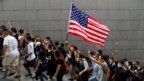 Những người biểu tình mang theo cờ Mỹ trong 1 cuộc tuần hành bên ngoài Lãnh sự quán Mỹ ở Hong Kong hôm 8/9. Trưởng đặc khu Carie Lam cảnh báo các quốc gia bên ngoài chớ can thiệp vào nội bộ của Hong Kong.