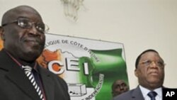 Le directeur du cabinet du premier ministre Sorok, Paul Koffi et le président de la CEI, Youssouf Bakayoko présentant la nouvelle liste électorale provisoire.