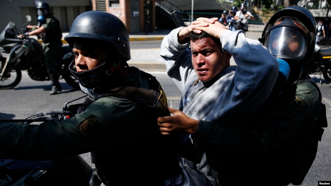 Un capturado durante una protesta contra el gobierno de Nicolás Maduro.