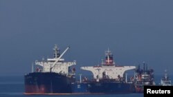 26일 그리스 에비아섬 인근 해역에서 라이베리아 선적 유조선 '아이스 에너지'호(왼쪽)가 이란 선적 유조선 '라나'호(왼쪽 두번째)의 원유를 옮겨 싣고 있다. 