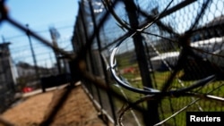 Arhiva - bodljikava žica u državnom zatvoru Angola u Luizijani (REUTERS/Shannon Stapleton)