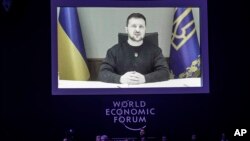 El presidente ucraniano Volodymyr Zelenskyy da un discurdso en video a los asistentes al Foro Económico Mundial de Davos, Suiza, el 18 de enero de 2023. 