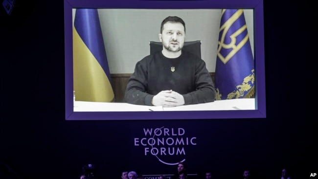 El presidente ucraniano Volodymyr Zelenskyy da un discurdso en video a los asistentes al Foro Económico Mundial de Davos, Suiza, el 18 de enero de 2023. 