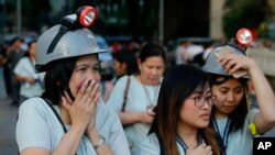 Para karyawan dievakuasi dari kantornya menyusul gempa bumi di Manila, Filipina, 22 April 2019. 