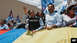 Con un chaleco antibalas, el aspirante presidencial Yaku Pérez, de la "Alianza Claro Que Se Puede", saluda durante un mitin de campaña menos de dos semanas después del asesinato de un candidato, en Quito, Ecuador, el jueves 17 de agosto de 2023.