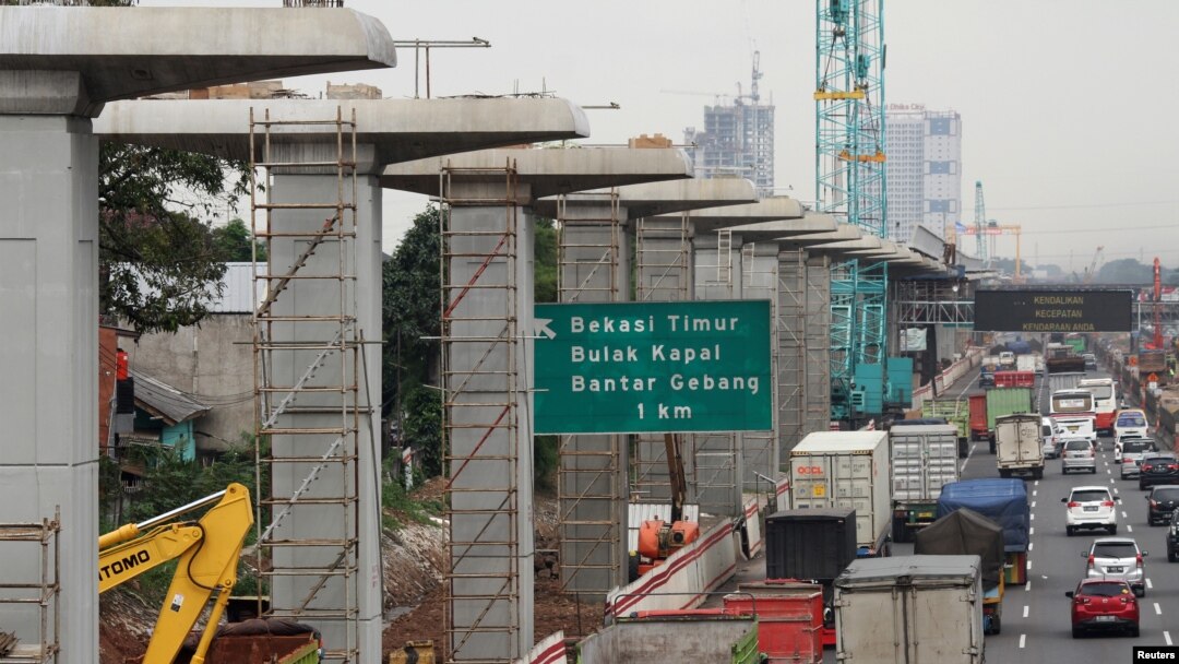 Pembangunan konstruksi untuk Light Rail Transit (LRT) terlihat di sepanjang jalan toll Jakarta-Cikampek, Bekasi, Jawa Barat (foto: ilustrasi). 