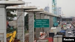 Lokasi pembangunan jalur Light Rail Transit (LRT) di sepanjang jalan tol Jakarta-Cikampek, Bekasi, Jawa Barat, Indonesia 22 Februari 2018. (Foto: Antara Foto / Risky Andrianto / via REUTERS)