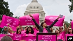 Mujeres en una manifiestación el año pasado frente al Capitolio para oponerse a toda ley que limite los abortos legales en el país.