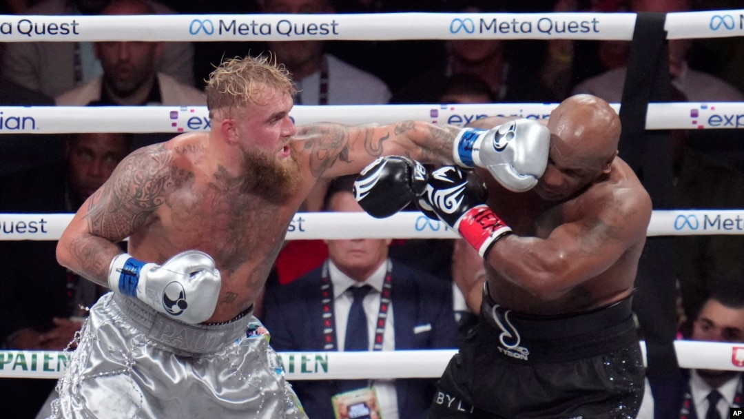 Jake Paul le asesta un zurdazo a Mike Tyson durante su pelea de peso pesado, el viernes 15 de noviembre de 2024, en Arlington, Texas. Paul le ganó por decisión unánime a un Tyson de 58 años y en donde el público salió decepcionado a falta de más acción sobre el encerado.