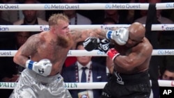 Jake Paul le asesta un zurdazo a Mike Tyson durante su pelea de peso pesado, el viernes 15 de noviembre de 2024, en Arlington, Texas. Paul le ganó por decisión unánime a un Tyson de 58 años y en donde el público salió decepcionado a falta de más acción sobre el encerado.