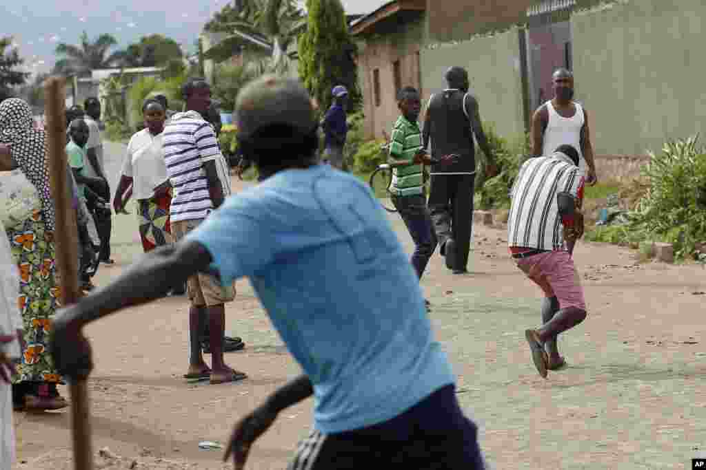 Un présumé milicien Imbonerakure pourchassé par des manifestants opposés à la décision du président Pierre Nkurunziza de briguer un troisième mandat, qui lui jettent des pierrres dans le quartier de Cibitoke de Bujumbura, au Burundi, jeudi 7 mai 2015.