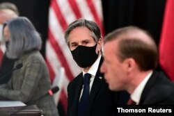 El Asesor de Seguridad Nacional de Estados Unidos, Jake Sullivan (derecha), habla mientras el Secretario de Estado de Estados Unidos, Antony Blinken, observa, en la sesión inaugural de las conversaciones entre Estados Unidos y China en Alaska.