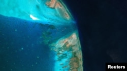 یک تصویر ماهواره‌ای از شناورهای صیادی در ورودی منطقه مورد مناقشه اسکاربرو شول در دریای چین جنوبی