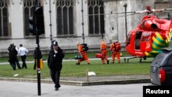 Une ambulance aérienne atterrit au Parlement britannique, à Londres, le 22 mars 2017. 