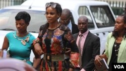 UMarry Mubaiwa ungena enkantolo yeHarare Magistrate Court, Zimbabwe, Dec. 16, 2019. (Columbus Mavhunga/VOA)