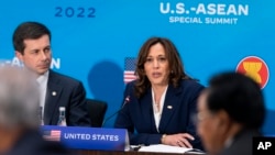 ARCHIVO - La vicepresidenta Kamala Harris, a la derecha, junto al secretario de Transporte, Pete Buttigieg, habla durante una sesión plenaria de la Cumbre Estados Unidos-ASEAN, el 13 de mayo de 2022, en el Departamento de Estado en Washington.