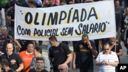 La policía de Río de Janeiro, Brasil, protesta por la falta de pago de salarios.