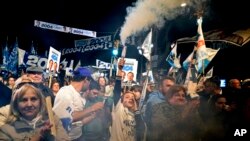 Seguidores del candidato opositor a la presidencia de Uruguay Luis Lacalle Pou, del Partido Nacional, durante un acto de campaña en San José, Uruguay el 22 de octubre de 2019. Uruguay celebra elecciones generales el domingo 27 de octubre. (AP Foto/Matilde Campodonico)