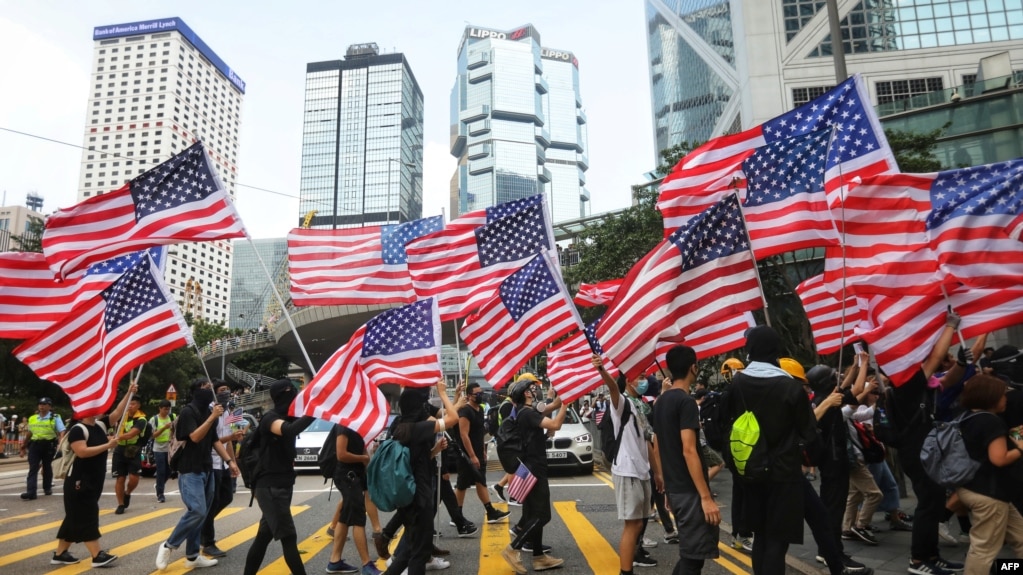 资料照：香港反送中运动期间抗议者手持美国国旗游行。（2019年9月8日）(photo:VOA)