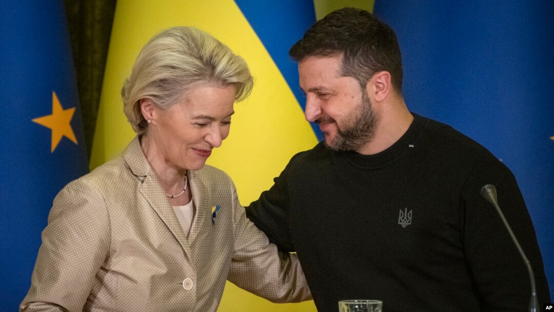 El presidente ucraniano, Volodymyr Zelenskyy, derecha, y la presidenta de la Comisión Europea, Ursula von der Leyen, asisten a una conferencia de prensa en Kiev, Ucrania, el sábado 4 de noviembre de 2023. (Foto AP/Efrem Lukatsky)