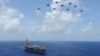 ABD Savunma Bakanlığı'nın paylaştığı fotoğrafta F/A-18C savaş uçakları USS Dwight Eisenhower uçak gemisi üzerinde uçuyor. ABD'nin iki görev gücü Ortadoğu'da konuşlandı. 