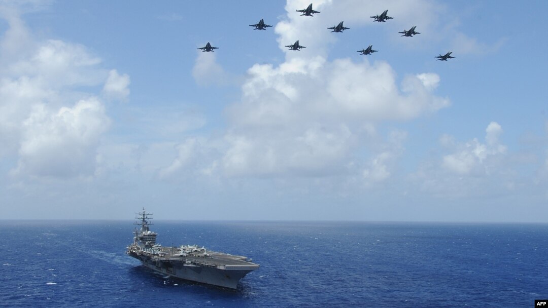 ABD Savunma Bakanlığı'nın paylaştığı fotoğrafta F/A-18C savaş uçakları USS Dwight Eisenhower uçak gemisi üzerinde uçuyor. ABD'nin iki görev gücü Ortadoğu'da konuşlandı. 