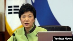 9일 청와대에서 열린 국무회의에서 개성공단 문제, 부동산 대책 문제, 당정협의 문제 등 현안에 대해 발언하고 있는 박근혜 한국 대통령.
