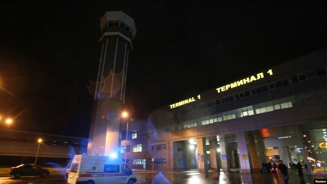 Kazan hava alanı dışında düşen uçağa giden bir ambulans