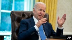 El presidente Joe Biden durante una entrevista con The Associated Press, en la Oficina Oval de la Casa Blanca, el jueves 16 de junio de 2022, en Washington.