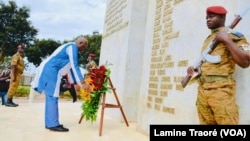 Le Président Kaboré rendant hommage au monument des martyrs aux victimes du coup d’Etat de 2015, Ouagadougou le 17 septembre 2020 (VOA/Lamine Traoré)