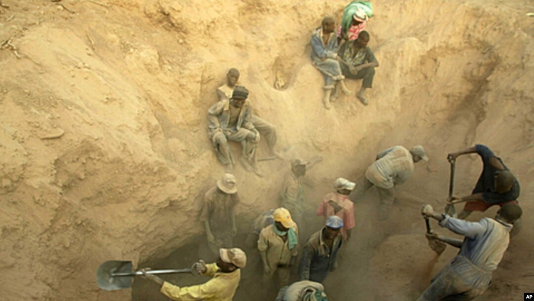 Miners dig for diamonds in Marange, Zimbabwe (file photo)
