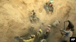 Miners dig for diamonds in Marange, Zimbabwe (file photo)