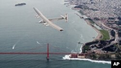 Pesawat Solar Impulse 2 terbang melewati Jembatan Golden Gate di San Fransisko, Sabtu 23 April 2016.