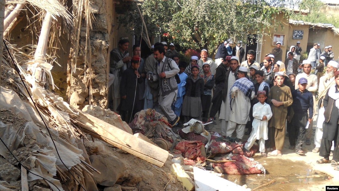 Para pelajar berkumpul di lokasi tempat serangan pesawat tanpa awak AS di di Waziristan utara, Pakistan, yang menewaskan anggota senior jaringan Haqqani yang berafiliasi dengan Taliban. (Foto: Dok)
