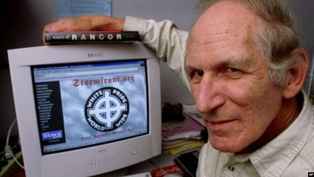 Seorang profesor dari Emerson College Boston menunjukkan salah satu situs internet yang diidentifikasikan sebagai situs penebar kebencian (foto:dok).
